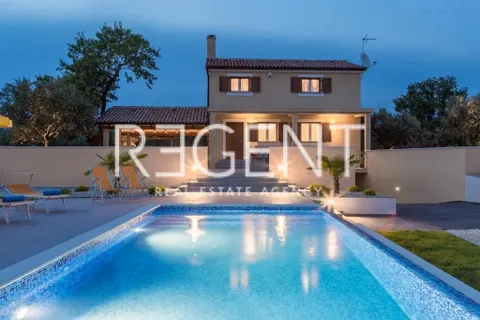 Istra, Fažana- Vila s bazenom 180 m2